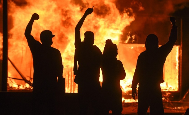 Неизвестен открил огън в парк в центъра на града където