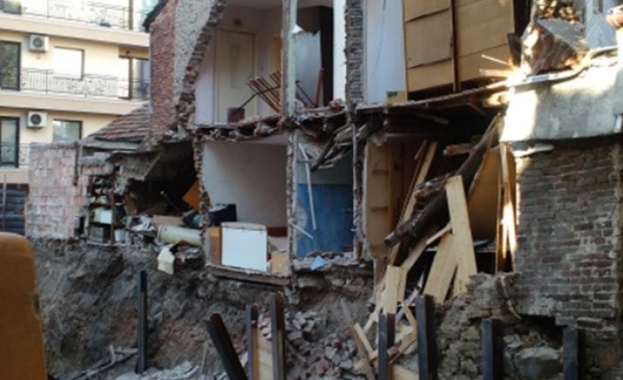 Изкопни дейности в съседен имот срутиха стена на жилищна сграда