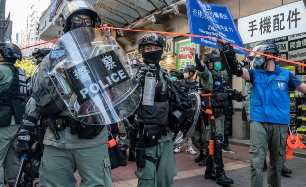 Хонконгската полиция арестува най-малко 53 души след размирици по време
