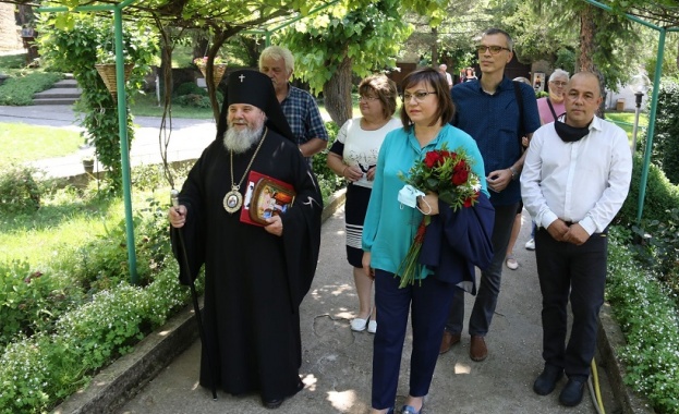 Лидерът на БСП Корнелия Нинова посети манастира Св Св Петър