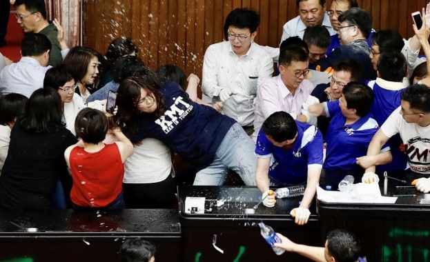 В тайванския парламент днес се стигна до сбиване след като