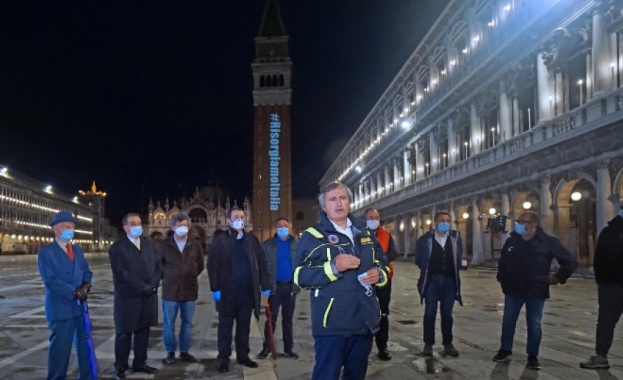 Кметът на Венеция Луиджи Бруняро обяви вчера че дарява заплатите