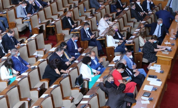 Столичното РЗИ влезе в парламента. Раздават глоби от по 300 лева на 24-ма депутати 