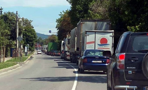 Човек беше блъснат от камион преди минути на ЖП прелеза