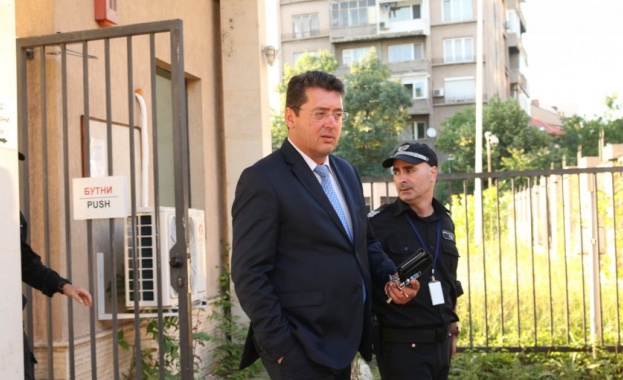 Пламен Узунов е на разпит в Националното следствие. Секретарят по
