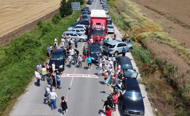 С плакати Добре дошли на Марс Искаме европейски пътища и