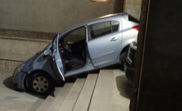 Куриозният инцидент стана към 23 20 ч снощи Лек автомобил Опел