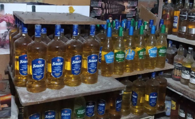 Над 2 тона ракия конфискува полицията в Пловдив при спецакция