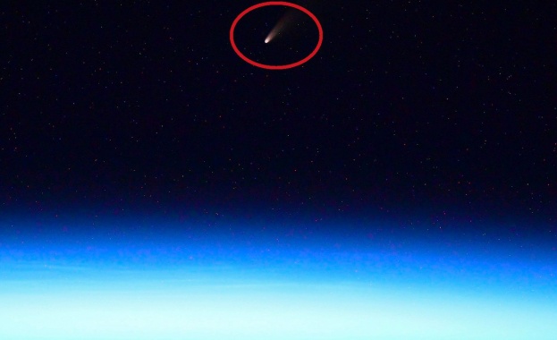 Руски космонавт засне ярка комета от МКС