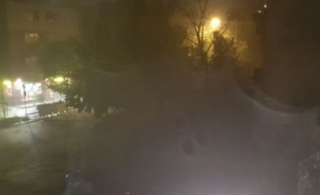 Щетите след бурята в София – някои подлези са затворени, отводняват се улици