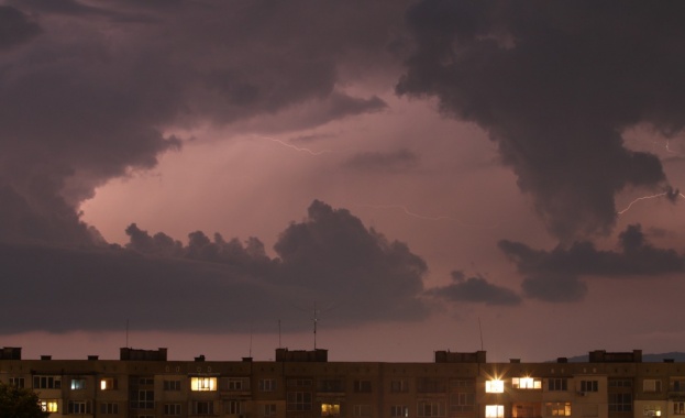 Слънчево преди обяд, валежи и гръмотевици следобед