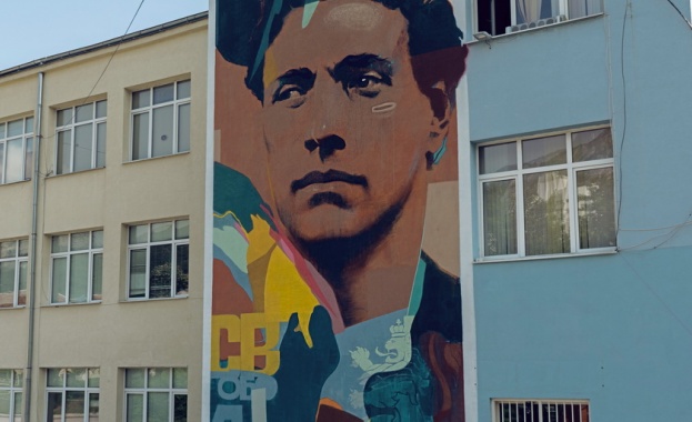 Най-големият портрет на Васил Левски грейна върху училище