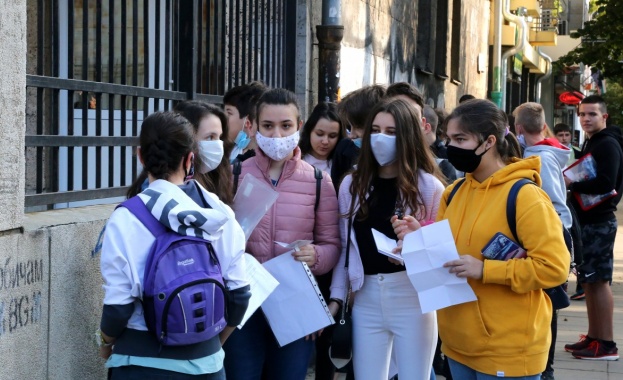 След увеличения брой заразени у нас три сценария за