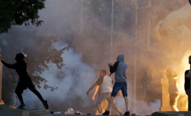 Втора вечер на размирици пред парламента на Сърбия Демонстрантите недоволни