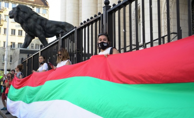  74% от българите искат по-силна роля на ЕС в справянето с кризата 