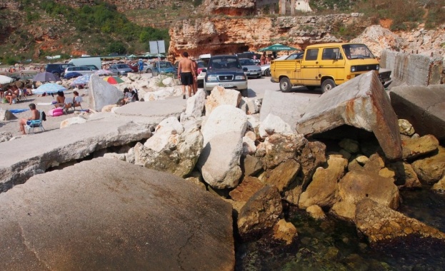 Зрители на NOVA са заснели поредното безобразие на плаж Болата