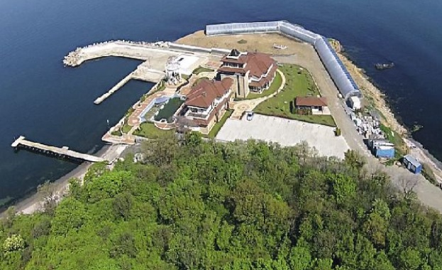 Решението за преминаването на пътя до морската ивица в парк