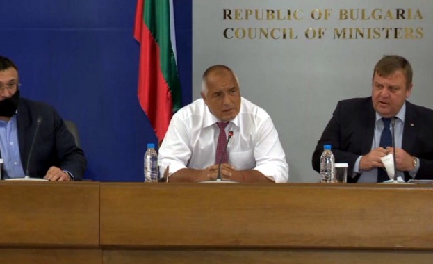 На брифинг с министрите Младен Маринов Росен Желязков и Красимир