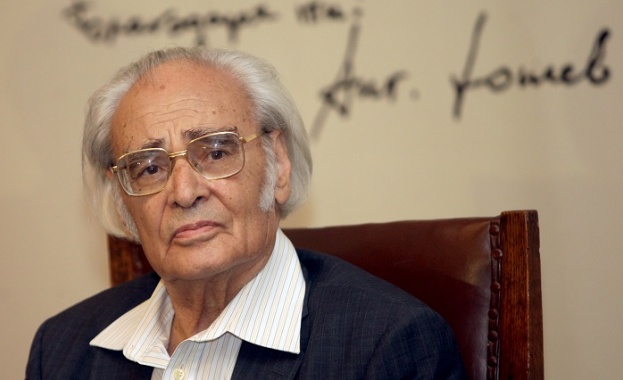 Двама са лауреатите на първата годишна награда Иван Вазов за