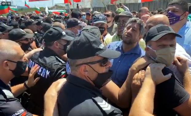 Полицията отказва да пусне протестиращи до Доган сарай
