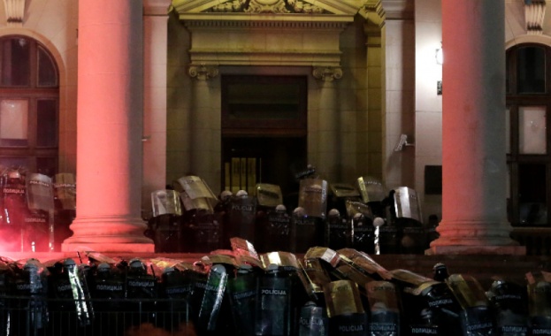 Група буйстващи младежи влязоха отново в сблъсъци с полицията пред