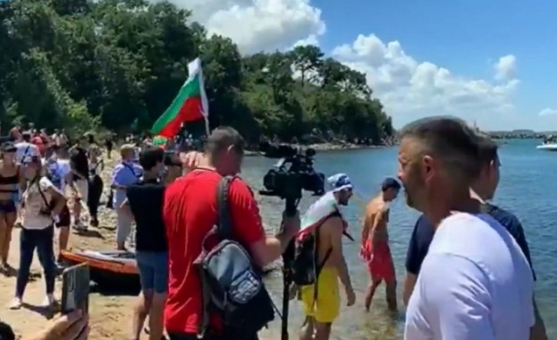 След повече от два часа опити хиляди хора достигнаха плажа