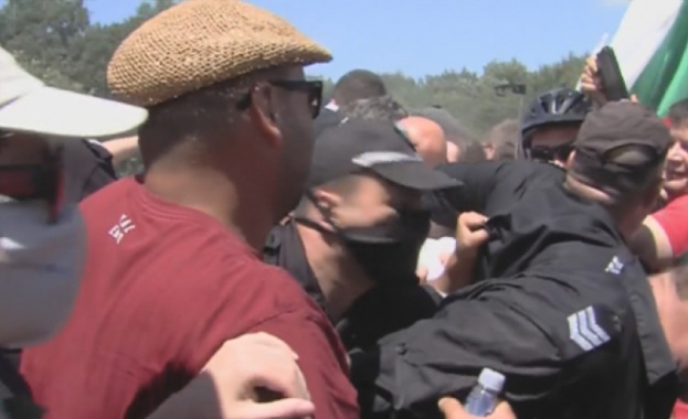 Ивайло Мирчев от Да България е арестуван и отведен от