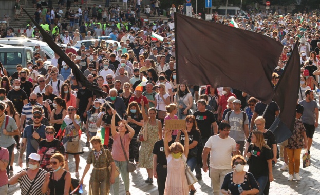 Граждани се събраха в триъгълника на властта Граждани се събраха