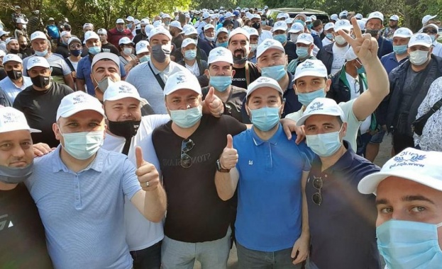 Стотици младежи и активисти на ДПС се стекоха в имението