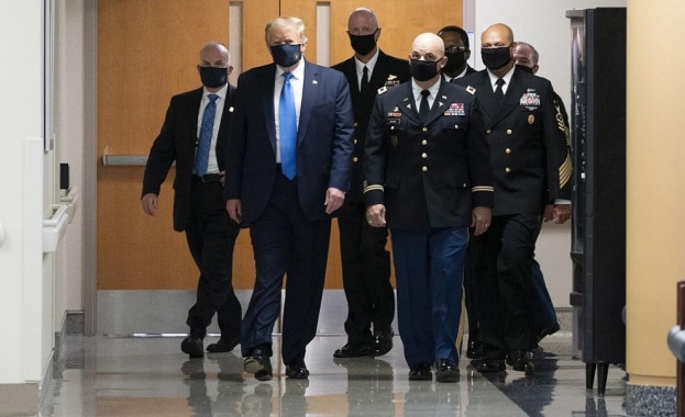 Президентът на САЩ Доналд Тръмп сложи маска по време на