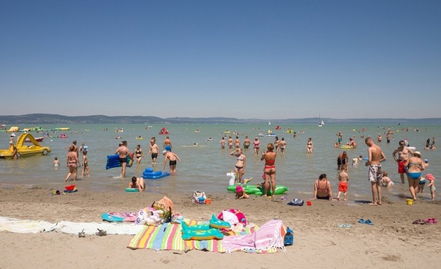 Седмица преди официалния старт на летния сезон плажовете се подготвят В