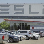 Tesla ще изисква задължително носене на маски в завода си за батерии в Невада 