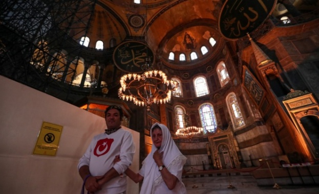 Гръцки екстремисти горят турски знамена заради „Света София“ 