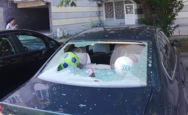 7 автомобила с изпочупени стъкла пред блок в Пловдив. Вандалският