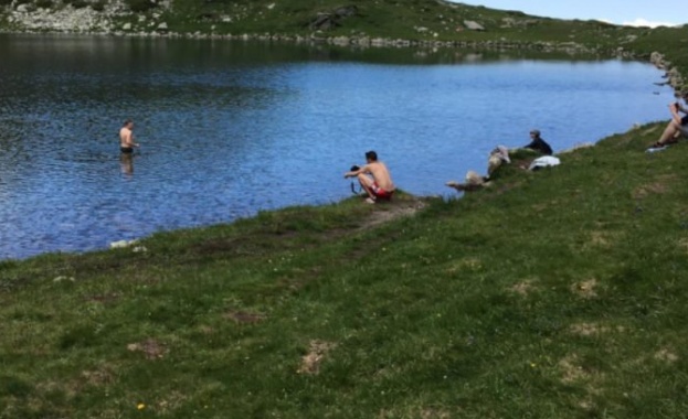 Туристи отново нарушиха забраната за къпане в Рилските езера Група