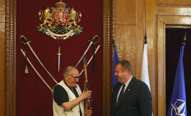 Министърът на отбраната Красимир Каракачанов награди днес 13 юли футболната