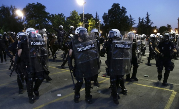 Ранени и арестувани в Сърбия след като вчера стотици блокираха