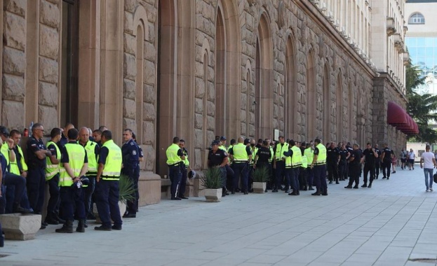 Малки групички от провокатори се опитват да контролират мирния протест