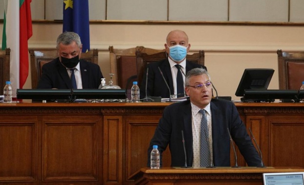 Снощи криминални банди платени от Васил Божков атакуваха сградата на