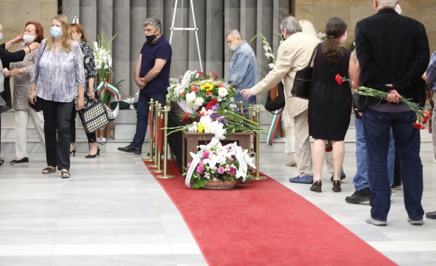 В Ритуалната зала на Централни гробища близки и приятели си