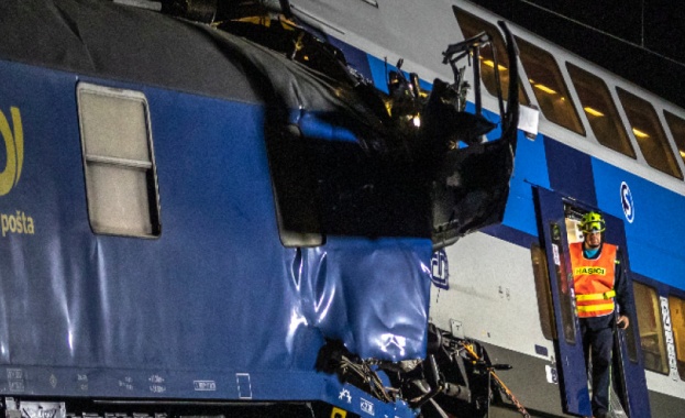 Десетки хора бяха ранени след сблъсък между пътнически и товарен