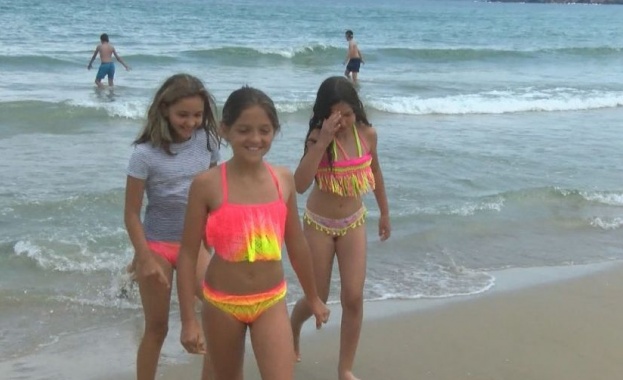 7 годишно дете едва не се удави в бурното море край