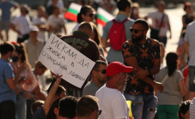 Общо 13 души са задържани след снощния протест пред бившия