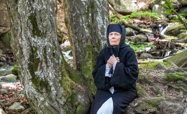 Ден преди премиерата обществената телевизия пуска първото лайф стрийм студио