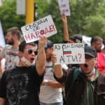 Протест по време на COVID-19. Кратък наръчник за безопасно поведение на площада