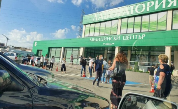 Специалист: Груповите PCR тестове са неприложими за пътуване в чужбина