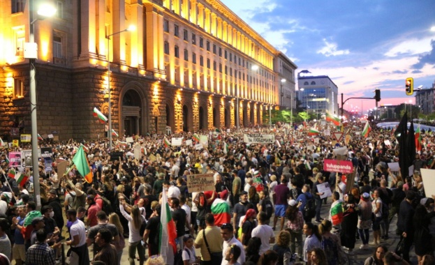 Над 18 000 българи демонстрираха за осми ден в София