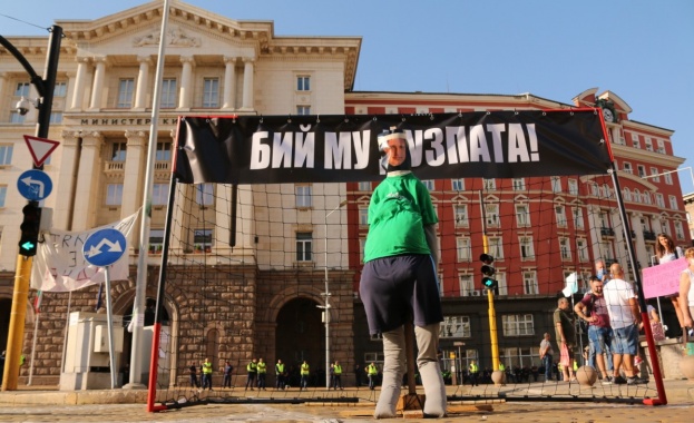 В осмия ден на антиправителствен протест в центъра на София