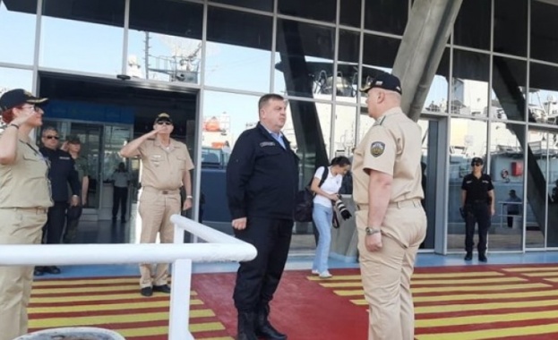 Вицепремиерът Красимир Каракачанов заяви че ще подаде оставка ако командирите