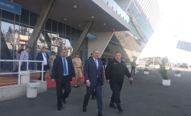 Две агитки „за“ и „против“ посрещнаха държавния глава на Морската гара в Бургас